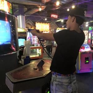 Meet your Posher, Christian